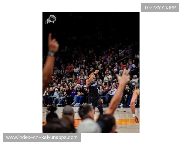 布克低位背打转身命中，太阳将比分扳回